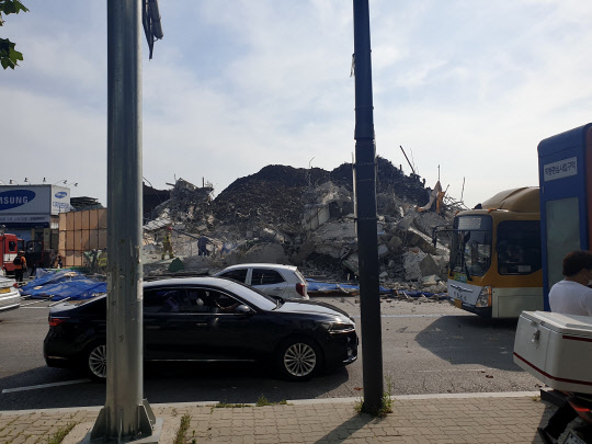 9일 오후 광주 동구 학동에서 공사 중이던 건물이 붕괴해 소방당국이 인명 피해를 조사하고 있다.   [독자 제공]